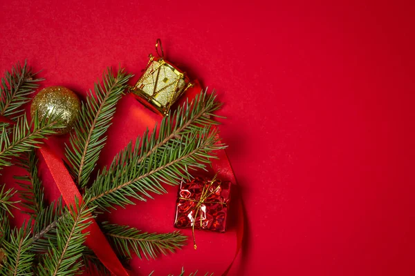 Weihnachtsbaumzweige Mit Weihnachtsschmuck Auf Rotem Hintergrund Weihnachtlicher Hintergrund Neujahrskonzept Gibt — Stockfoto