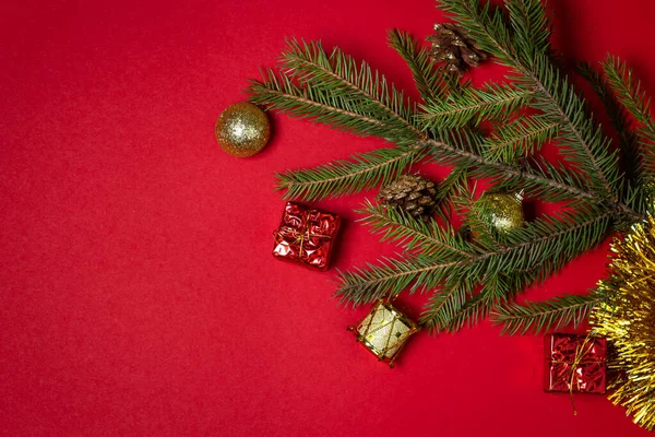 Weihnachtsbaumzweige Mit Weihnachtsschmuck Auf Rotem Hintergrund Weihnachtlicher Hintergrund Neujahrskonzept Gibt — Stockfoto