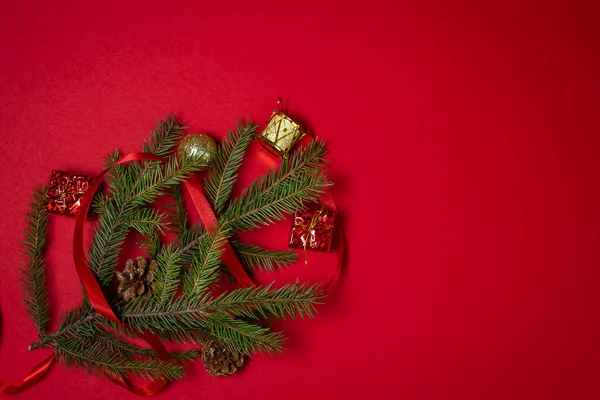 Χριστουγεννιάτικα Κλαδιά Δέντρου Χριστουγεννιάτικες Διακοσμήσεις Κόκκινο Φόντο Χριστουγεννιάτικο Φόντο Πρωτοχρονιάτικα — Φωτογραφία Αρχείου