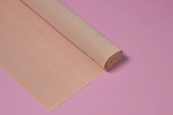 Έγχρωμο Κυματοειδές Χαρτί Roll Του Μπεζ Κυματοειδές Χαρτί Ροζ Φόντο — Φωτογραφία Αρχείου