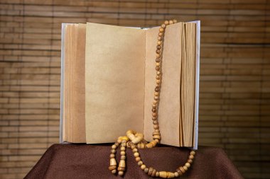 Tahta bir arka planda boş bir not defteri. Eski kağıt defter. Not defterinde tahta süsleme