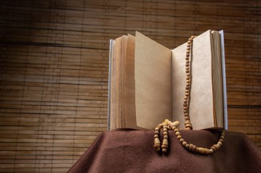 Tahta bir arka planda boş bir not defteri. Eski kağıt defter. Not defterinde tahta süsleme