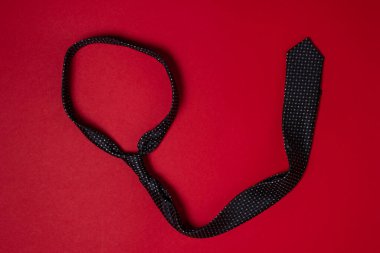 Siyah erkek kravatı. Kırmızı arka planda kravat. Erkek tarzı. Klasik erkek modası.