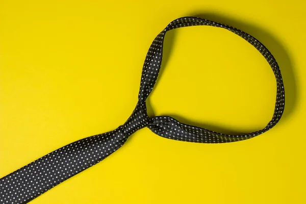 Schwarze Herrenkrawatte Krawatte Auf Gelbem Grund Männlicher Stil Klassische Männermode — Stockfoto