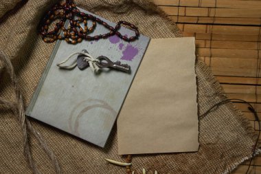 Boş bir kağıt parçası. Yazıt ya da logo için bir yer var. Eski bir kağıt parçası. Ahşap yüzey kağıdı