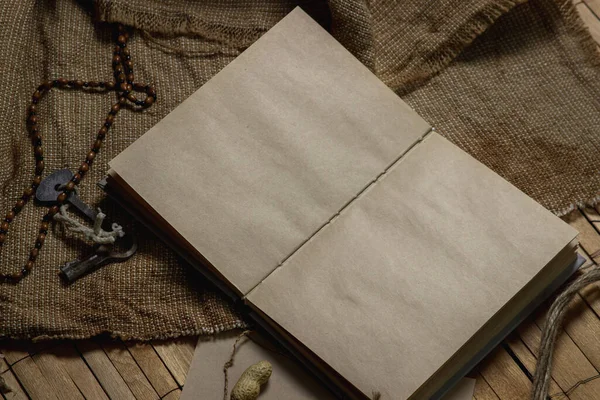 Boş bir kitap. Yazıt ya da logo için bir yer var. Eski kağıtlı kitap. Ahşap bir yüzey üzerine kitap