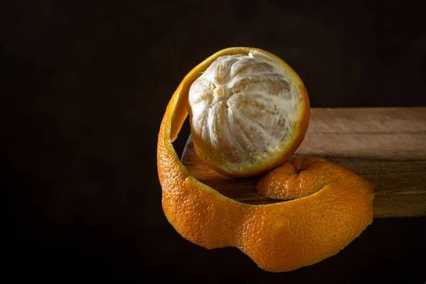 Laranja Uma Superfície Madeira Frutas Cítricas Laranja Meio Descascada Casca — Fotografia de Stock