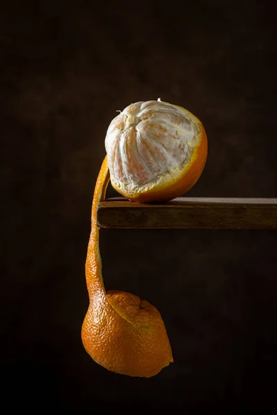 Оранжевый Деревянной Поверхности Цитрусовые Оранжевый Наполовину Очищен Апельсиновая Кожура — стоковое фото