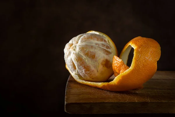 Laranja Uma Superfície Madeira Frutas Cítricas Laranja Meio Descascada — Fotografia de Stock