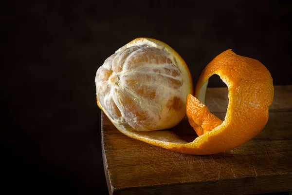 Laranja Uma Superfície Madeira Frutas Cítricas Laranja Meio Descascada — Fotografia de Stock