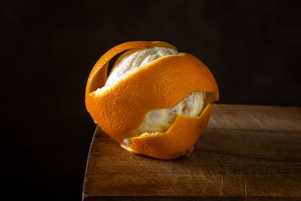 Pomarańczowy Drewnianej Powierzchni Owoce Cytrusowe Obierana Pomarańcza Zawinięta Skórkę Pomarańczy — Zdjęcie stockowe