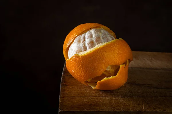 Оранжевый Деревянной Поверхности Цитрусовые Оранжевый Завернутый Апельсиновую Корку — стоковое фото