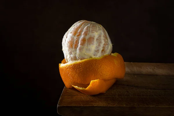 Оранжевый Деревянной Поверхности Цитрусовые Очищенный Апельсин Лежит Кожуре — стоковое фото