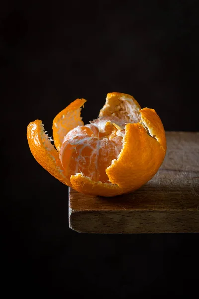 Tangerina Descascada Uma Superfície Madeira Frutas Cítricas Tangerina Descascada Encontra — Fotografia de Stock