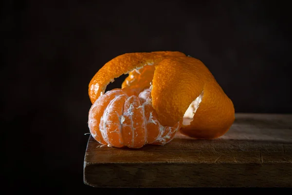 Tangerina Descascada Uma Superfície Madeira Frutas Cítricas Casca Tangerina Encontra — Fotografia de Stock