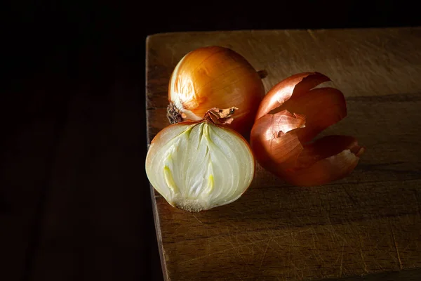 Cebolas Uma Superfície Madeira Legumes Saudáveis Meia Cebola Lado Uma — Fotografia de Stock