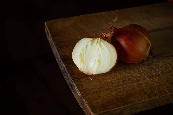 Uien Een Houten Ondergrond Gezonde Groenten Een Halve Naast Een — Stockfoto