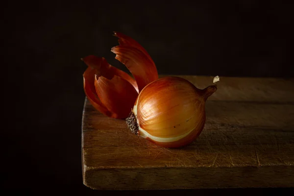 Cebolas Uma Superfície Madeira Legumes Saudáveis Peles Cebola Estão Lado — Fotografia de Stock