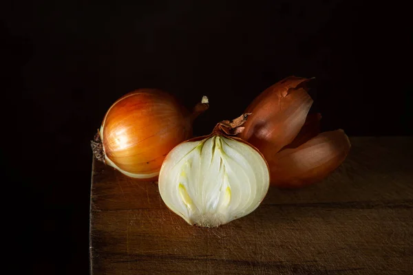 Uien Een Houten Ondergrond Gezonde Groenten Een Halve Naast Een — Stockfoto