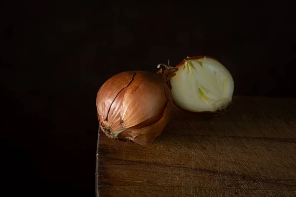 Onions Wooden Surface Healthy Vegetables Half Onion Next Whole Onion — Stock Photo, Image