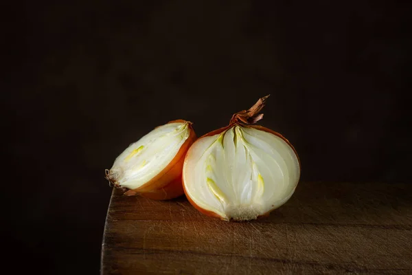Onions Wooden Surface Healthy Vegetables Onion Cut Half — Stock Photo, Image