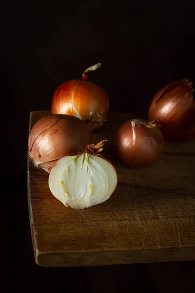 Cebolas Uma Superfície Madeira Legumes Saudáveis Cebolas Inteiras Metades Estão — Fotografia de Stock