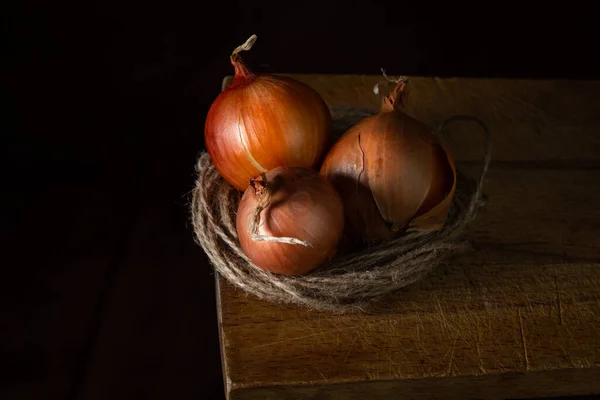 Cebolas Uma Superfície Madeira Legumes Saudáveis Três Cebolas Estão Lado — Fotografia de Stock