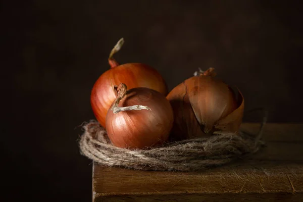 Cebolas Uma Superfície Madeira Legumes Saudáveis Três Cebolas Estão Lado — Fotografia de Stock