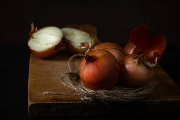 Cebolas Uma Superfície Madeira Legumes Saudáveis Cebolas Inteiras Metades Estão — Fotografia de Stock