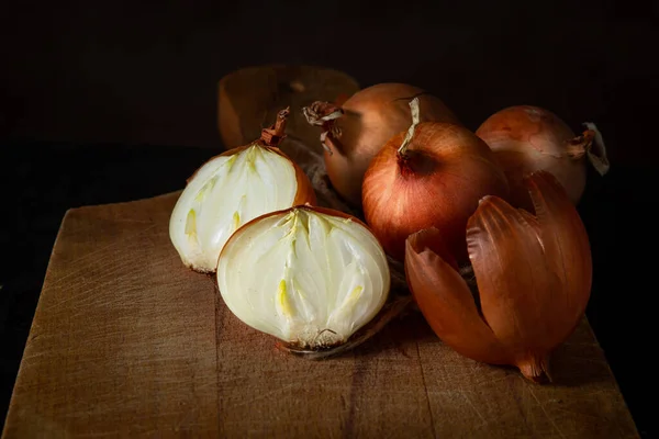 Onions Wooden Surface Healthy Vegetables Whole Halves Onions Lie Next — Stock Photo, Image
