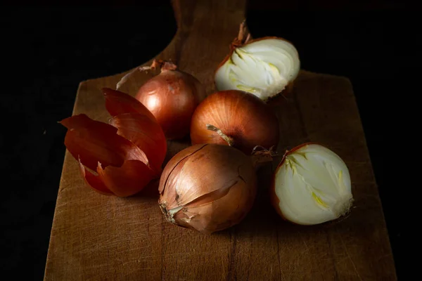 Uien Een Houten Ondergrond Gezonde Groenten Hele Halve Uien Liggen — Stockfoto