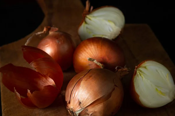 Onions Wooden Surface Healthy Vegetables Whole Halves Onions Lie Next — Stock Photo, Image