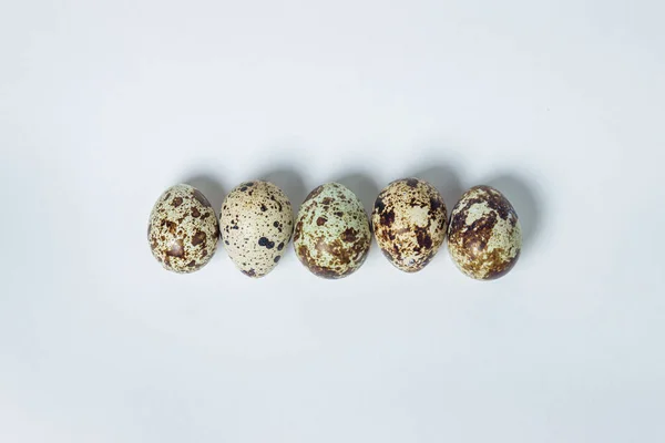 Перепелиные Яйца Белом Фоне Здоровое Питание Перепелиные Яйца Лежат Ряд — стоковое фото