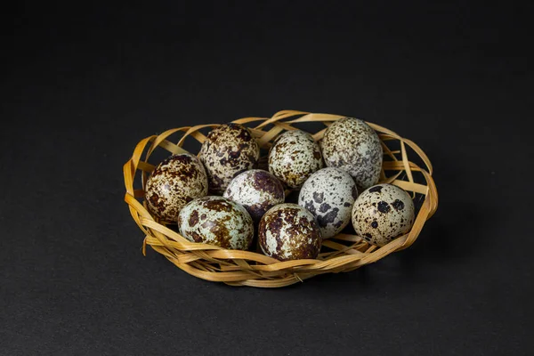 Перепелиные Яйца Черном Фоне Здоровое Питание Перепелиные Яйца Лежат Плетеной — стоковое фото