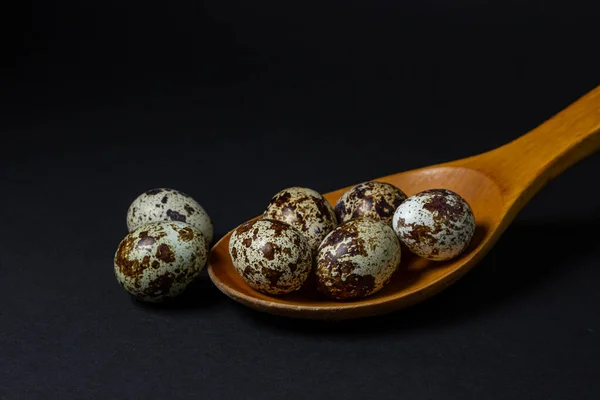Перепелиные Яйца Черном Фоне Здоровое Питание Перепелиные Яйца Лежат Деревянной — стоковое фото