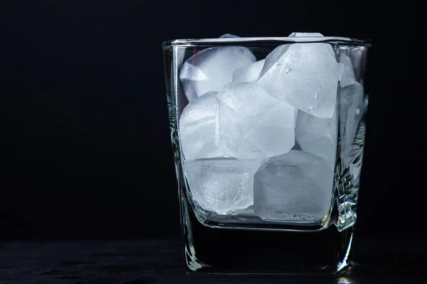 Лід Склянці Чорному Тлі Шматочки Льоду Віскі Склянка — стокове фото