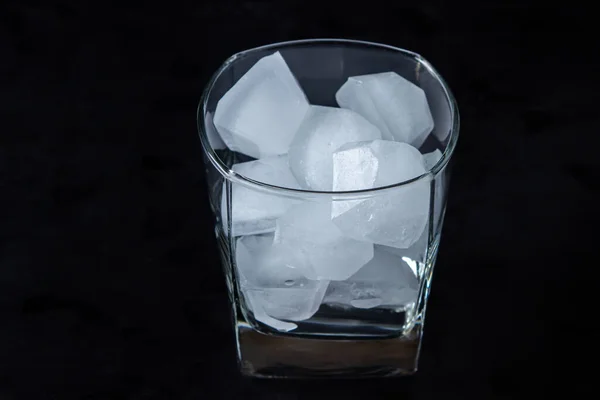Jég Egy Pohárban Fekete Háttérrel Jégdarabok Whiskey Üveg — Stock Fotó