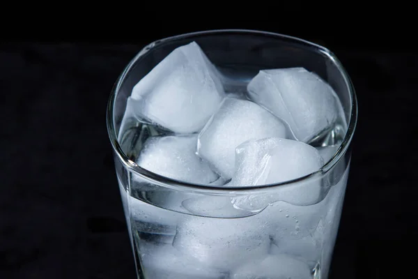 Eiswasser Einem Glas Auf Schwarzem Hintergrund Eisstücke Sauberes Trinkwasser Erfrischendes — Stockfoto