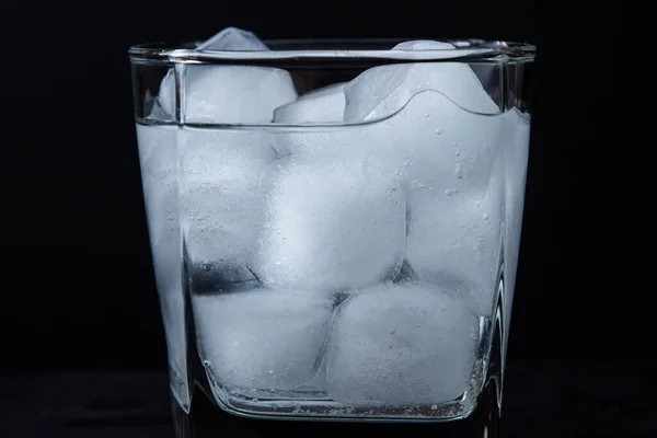 Eiswasser Einem Glas Auf Schwarzem Hintergrund Eisstücke Sauberes Trinkwasser Erfrischendes — Stockfoto