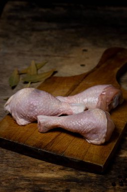 Tahtada çiğ tavuk bacağı. Tahta bir yüzeyde tavuk bacağı. Tavuk eti.