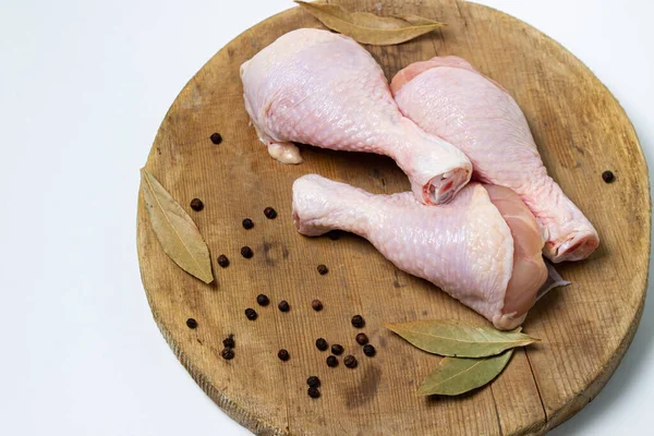 Patas Pollo Crudas Una Tabla Madera Patas Pollo Sobre Fondo —  Fotos de Stock