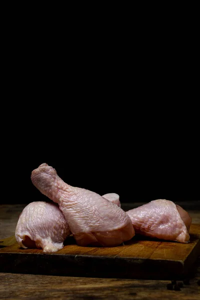 Surowe Nóżki Kurczaka Drewnianej Desce Nogi Kurczaka Czarnym Tle Mięso — Zdjęcie stockowe