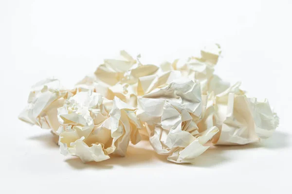 白地に紙を砕いた 砕いた紙の山 創造的な危機 アイデアの欠如 — ストック写真