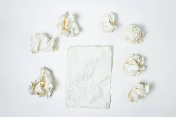 紙のシートを砕いた 白地に紙を砕いた 創造的な危機 アイデアの欠如 レタリングやロゴの背景 — ストック写真