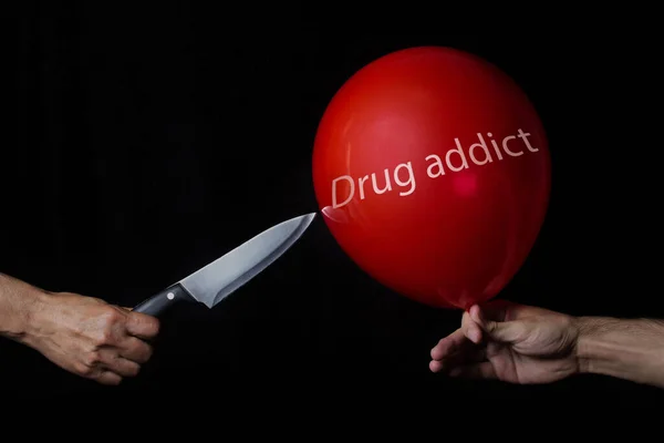 Drogfüggő Kábítószer Függőség Kezelés Segíts Kezelésben Kés Átszúrja Vörös Lufit — Stock Fotó