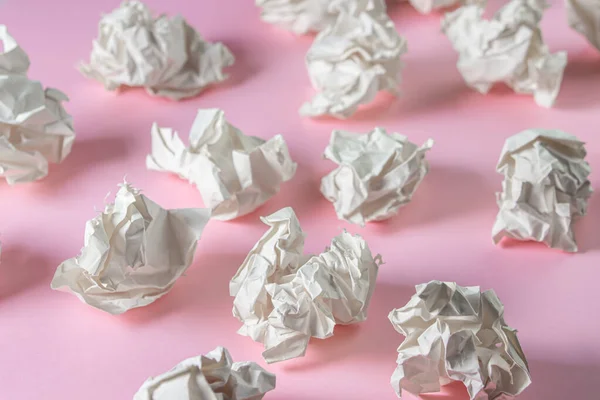 Zerknülltes Papier Auf Rosa Hintergrund Ein Haufen Zerknülltes Papier Kreative — Stockfoto