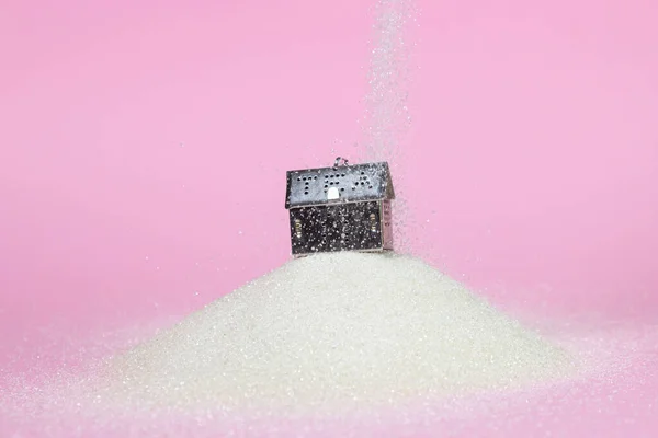 Colino Forma Casa Sfondo Rosa Colino Preparare Una Pila Zucchero — Foto Stock