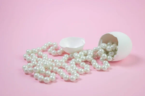 Λευκές Χάντρες Σκορπισμένες Από Σπασμένο Αυγό Χάντρες Ροζ Φόντο Γυναικεία — Φωτογραφία Αρχείου