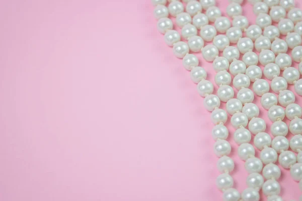 Λευκές Χάντρες Ροζ Φόντο Γυναικεία Μπιτζούτερι Καθημερινή Διακόσμηση — Φωτογραφία Αρχείου