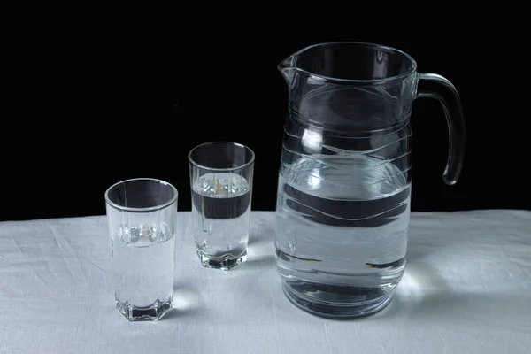 Decanter Met Water Een Zwarte Achtergrond Een Karaf Twee Glazen — Stockfoto